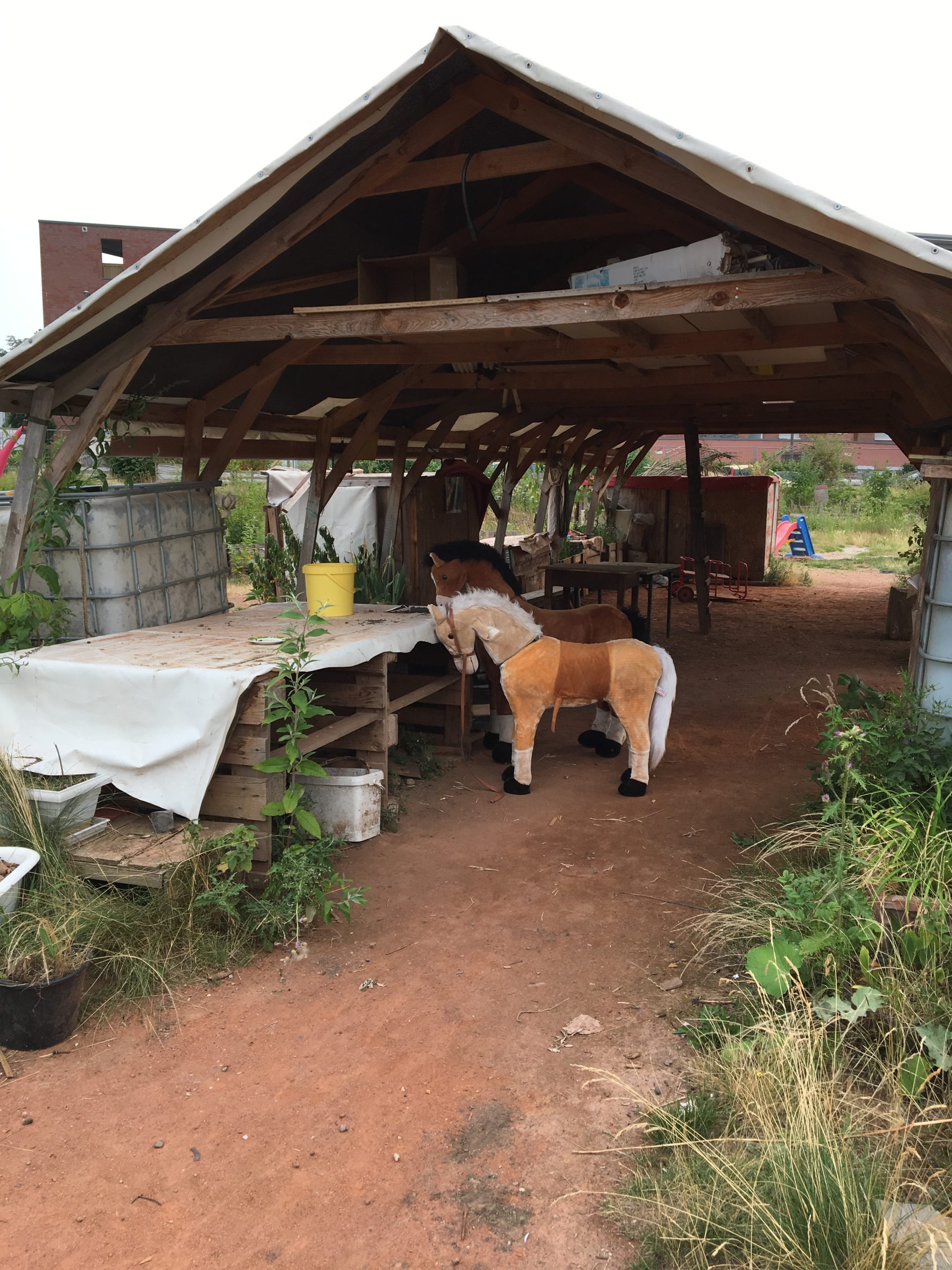 Ein Platz zum Essen, Feiern und für Workshops im Gemeinschaftsgarten Neuland im Kölner Süden