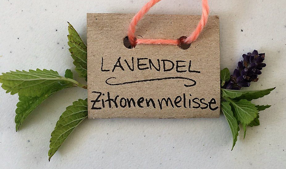 Schnell gemacht mit einem Stück Klopapierrolle, Locher, Wollrest: Kräuterkette - auch mit Pflanzen aus dem Wofopf-Garten