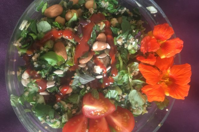 Couscous-Salad mit Tomaten, essbaren Blüten und Kräutern