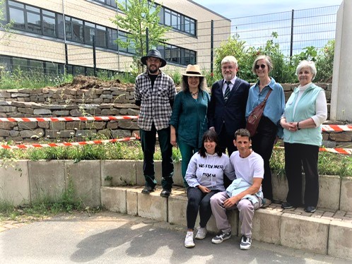 Eröffnung der Gartenwerkstatt am Jugendzentrum Köln Weiden (Thorsten Neugebauer, Dr. Sonja Eisenbeiß, Dr. Jürgen Rembold, Cornelia Weitekamp, Dagmar Hellriegel, Sonja Zahinebaf und Philipp Eisenlohr) 