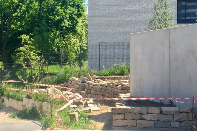 Der Bau der Mauer für die Gartenwerkstatt am Jugendzentrum Köln Weiden