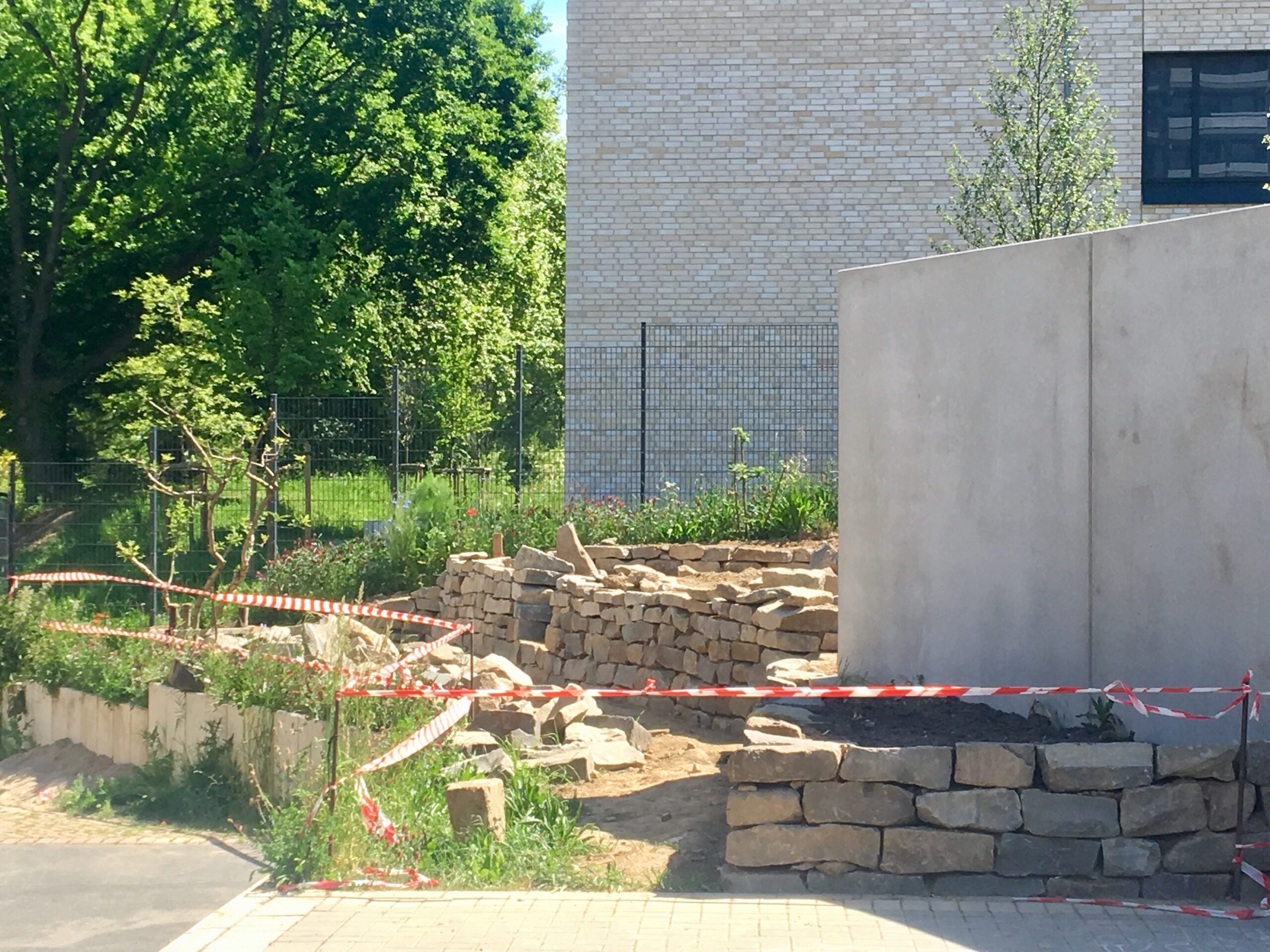 Der Bau der Mauer für die Gartenwerkstatt am Jugendzentrum Köln Weiden