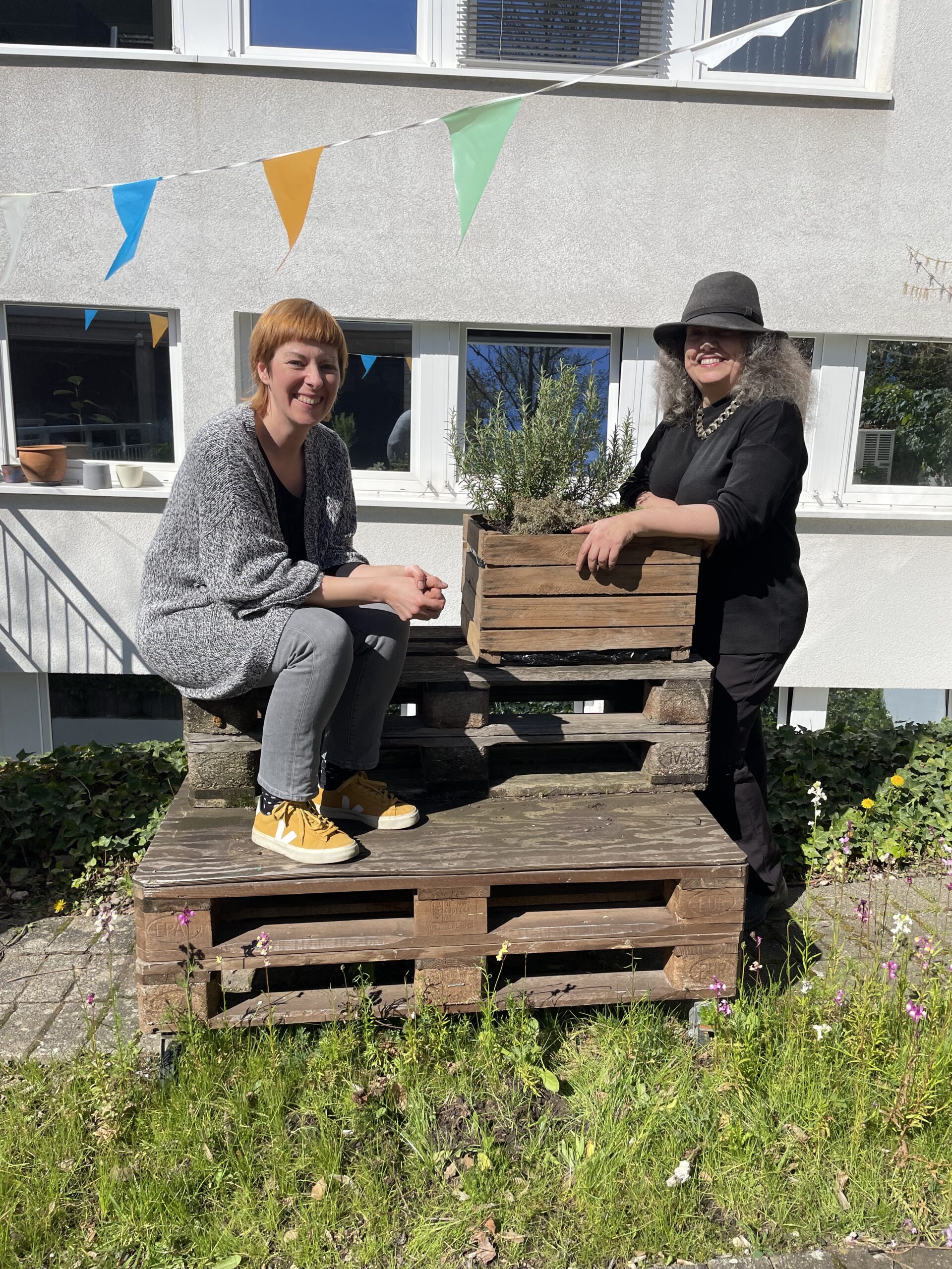 Daniela Maas (ZfL) und Sonja Eisenbeiß (SFB "Prominence in Language" und Mercator-Institut) beim Kräuterkistenbau im ZfL-Garten der Universität zu Köln