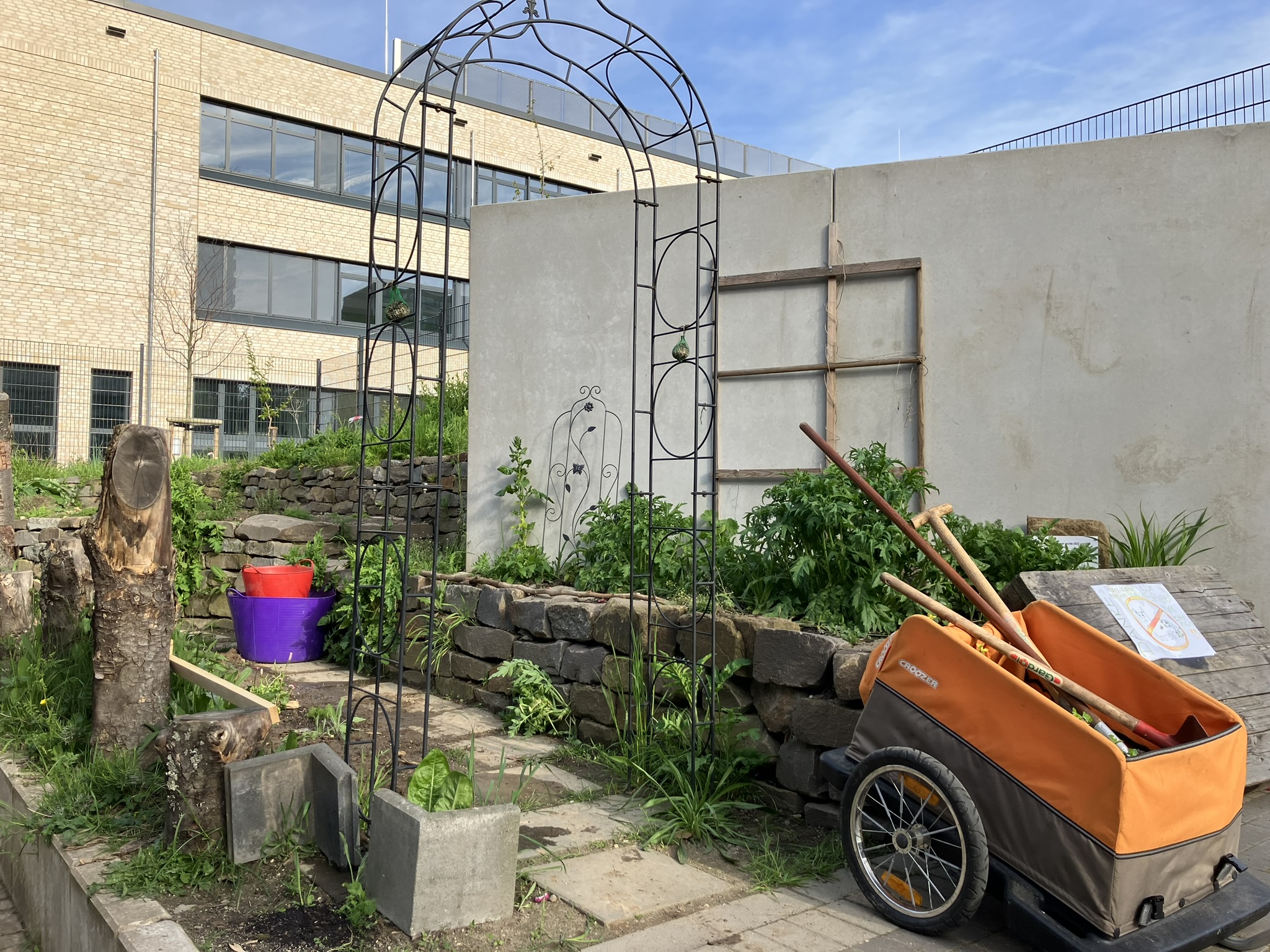 Werkzeugwagen und Eingang zum terrassierten Hang der Gartenwerkstatt des Jugendzentrums Köln Weiden