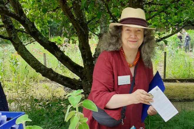 Vorbereitung auf die Pflanzennamen-Bingo-Aktion im Kölner schulbiologischen Zentrum Freiluga (Fotografin: Dagmar Hellriegel)