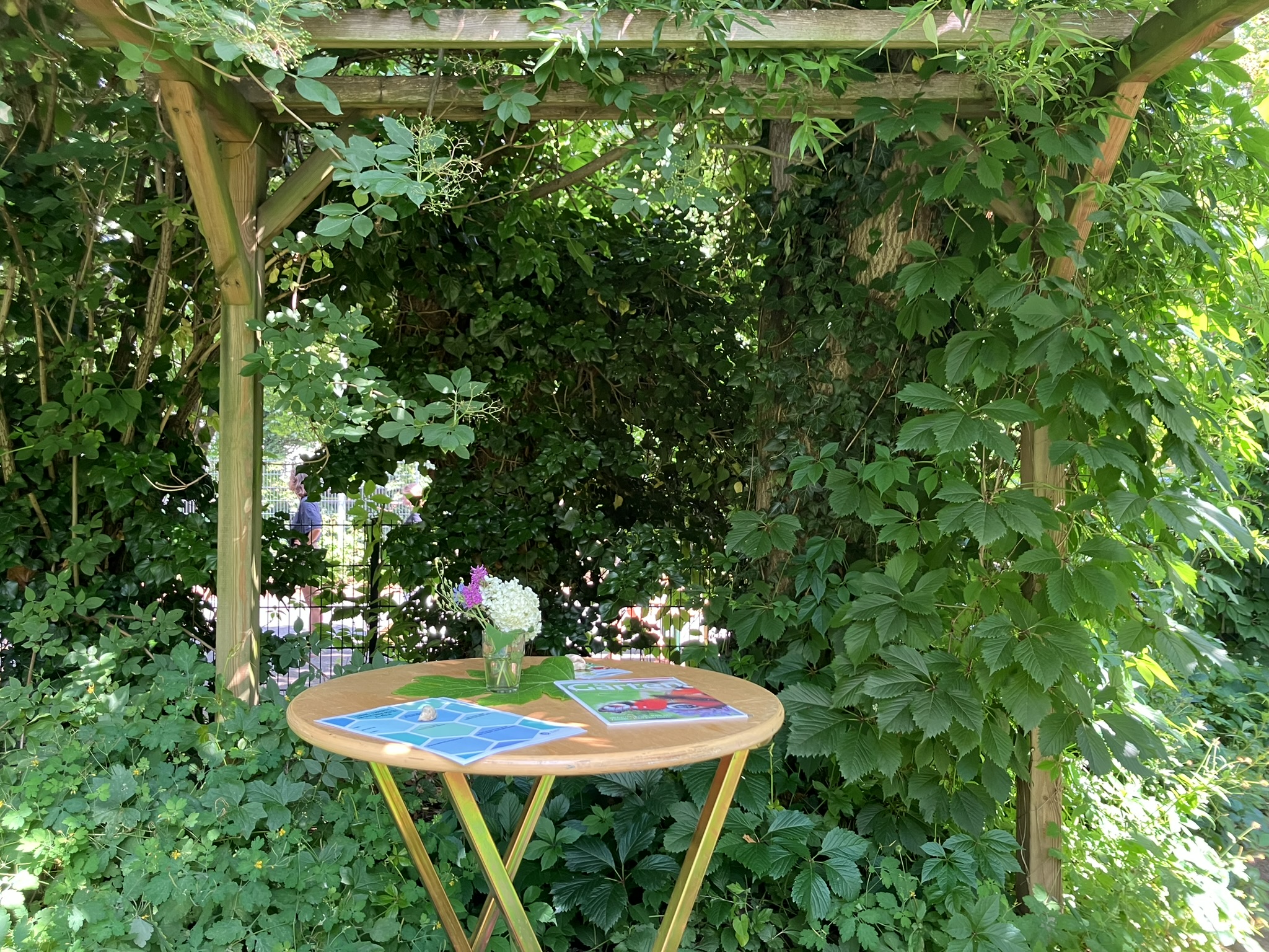 Laube mit Stehtisch im Modularen Modellgarten der Universität zu Köln (MoMo-Garten)