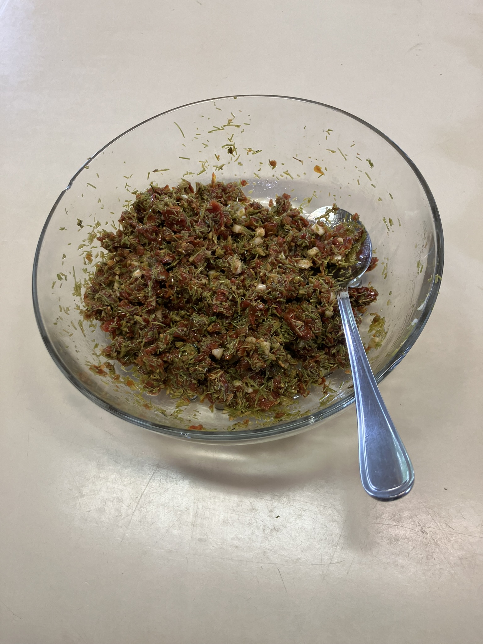 Kräuterpaste mit getrockneten Tomaten