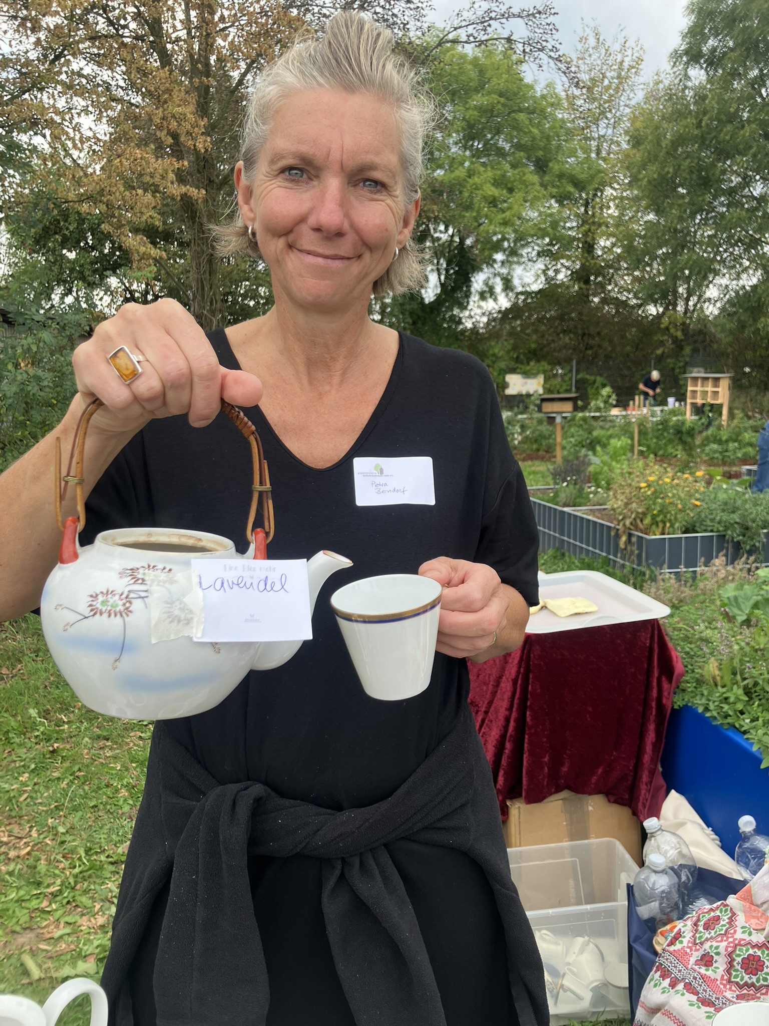 Petra Berndorf mit Lavendeltee aus dem Garten bei der Eröffnung des Sprach-Naschgartens Duisburg Großenbaum
