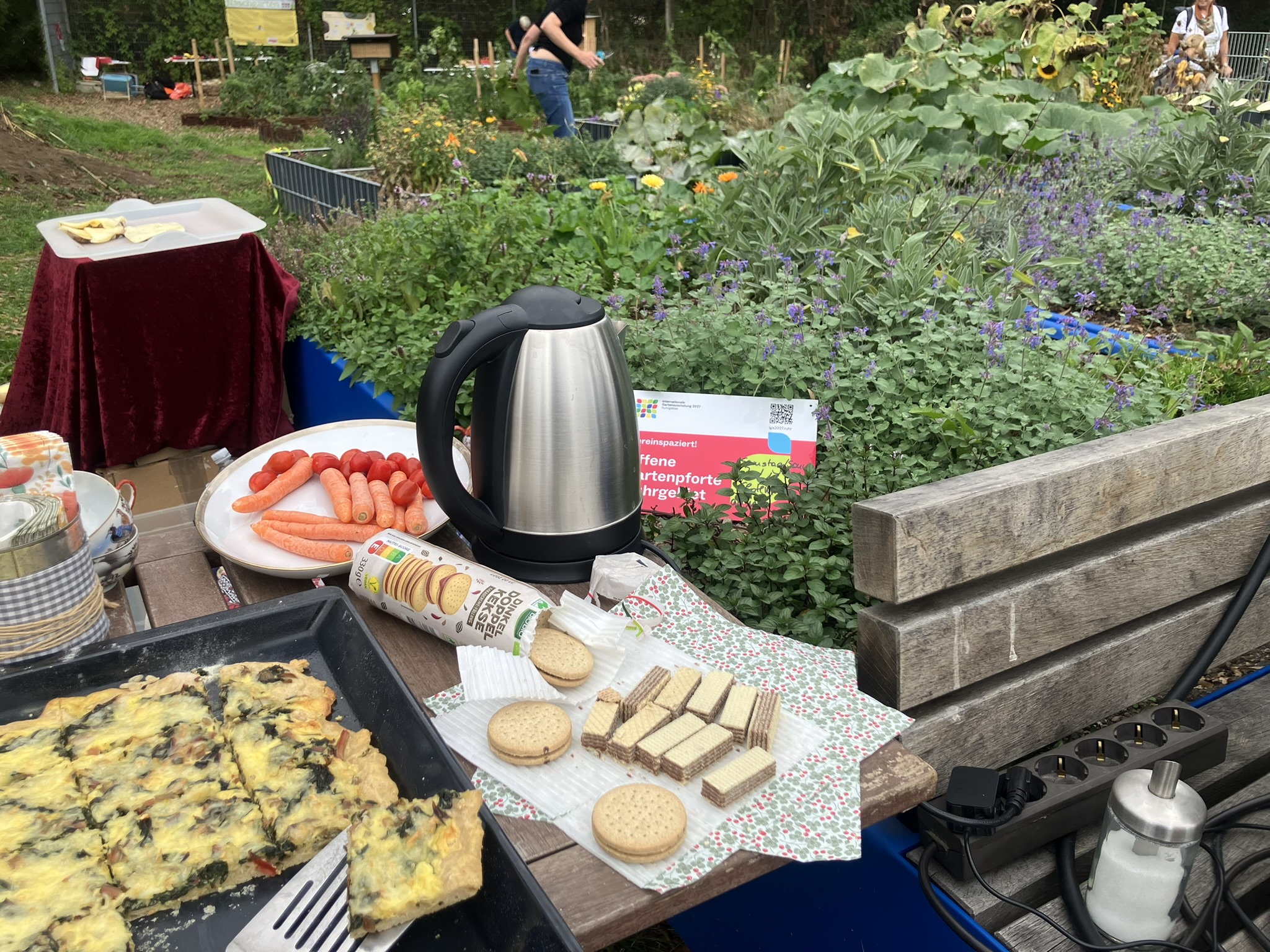 Vom Beet in die Teekanne! Snack- und Tee-Ecke direkt neben dem Kräuterbeet